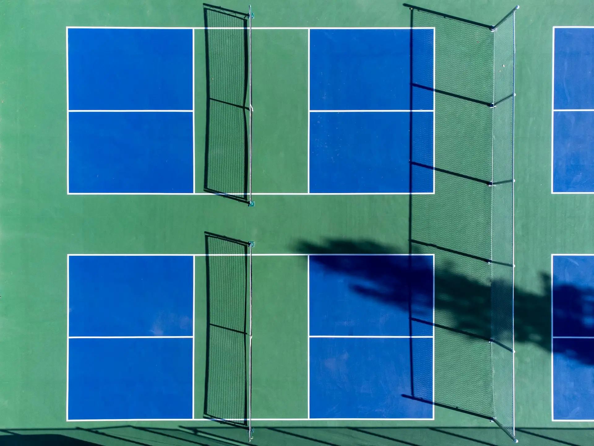 Canchas de pickleball vistas desde el aire mostrando la cancha completa y sus zonas